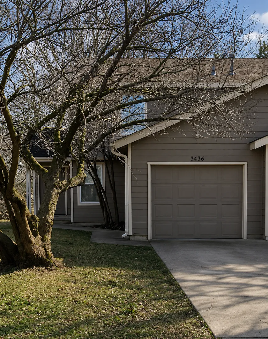 Great 2 Bed 2 Bath 1 Car Garage Split Level Duplex — Photo 1
