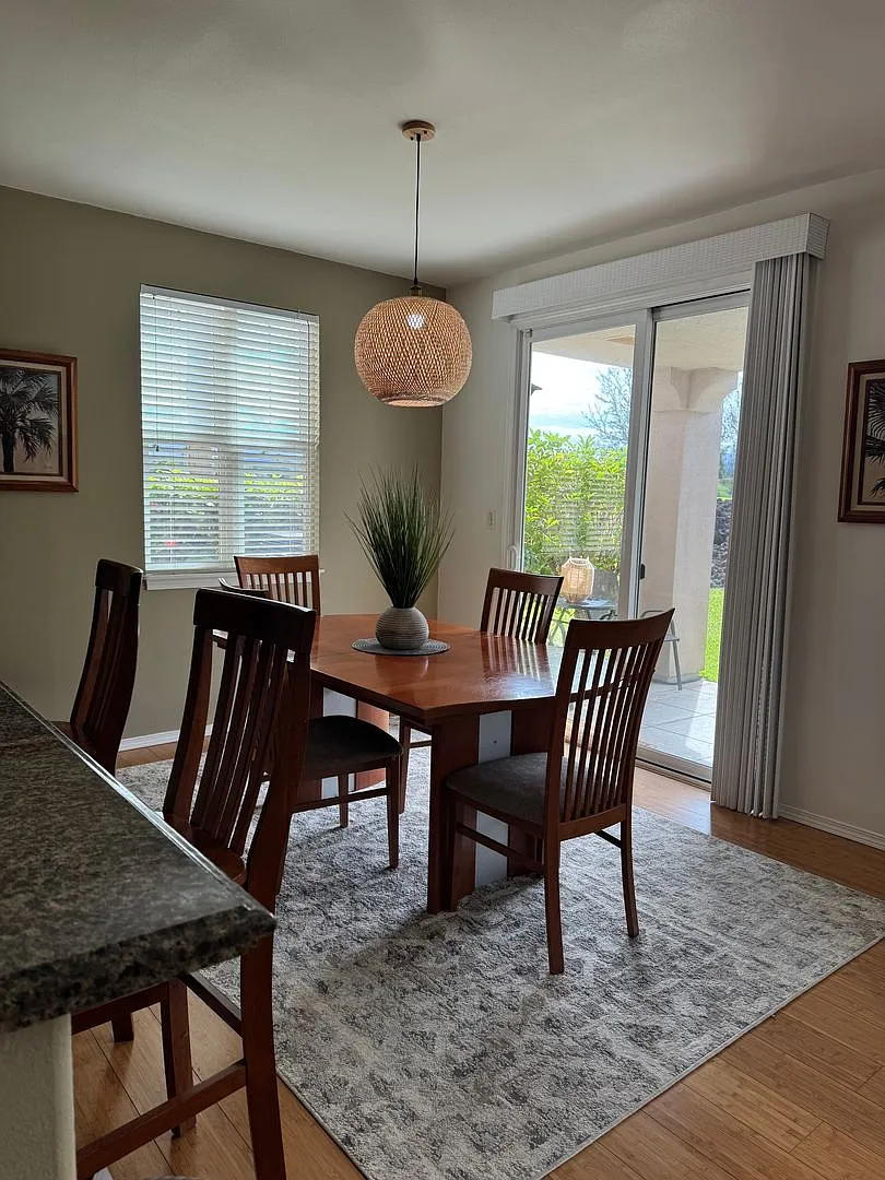 Luxurious Fully Furnished Long-Term Townhome Rental — Photo 2