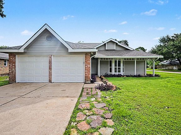 3rd image of 2710 Village Circle Dr
