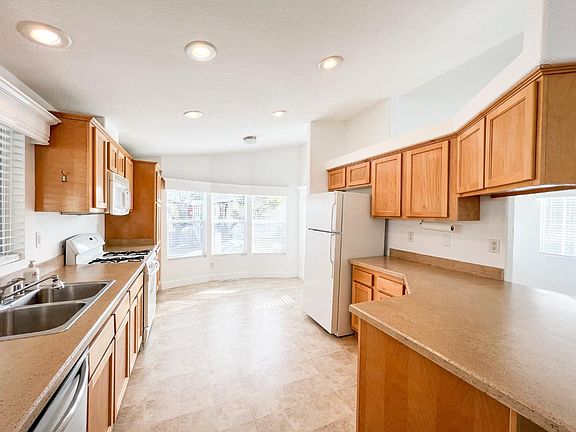 5th image of 380 Los Encinos Ct #380