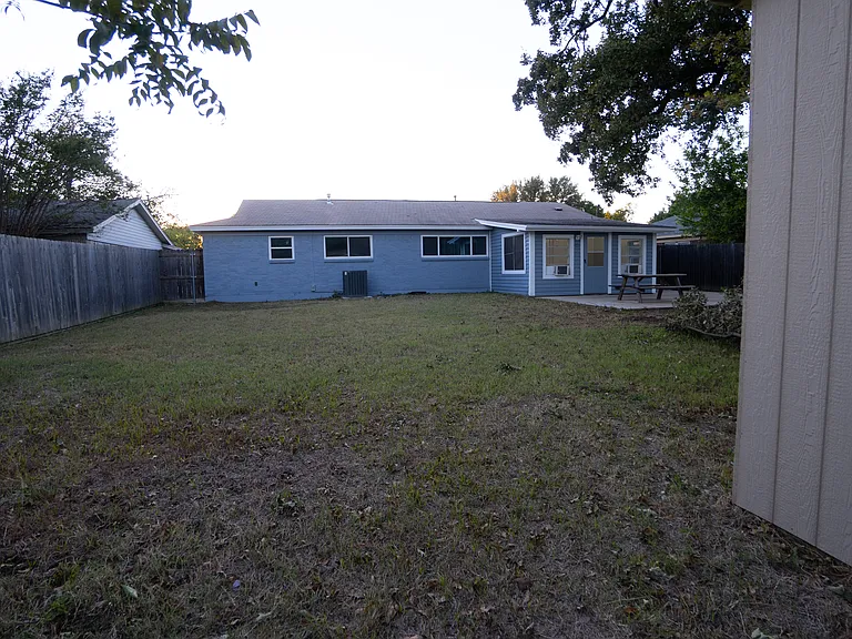 1004 Russell Ln — Photo 9
