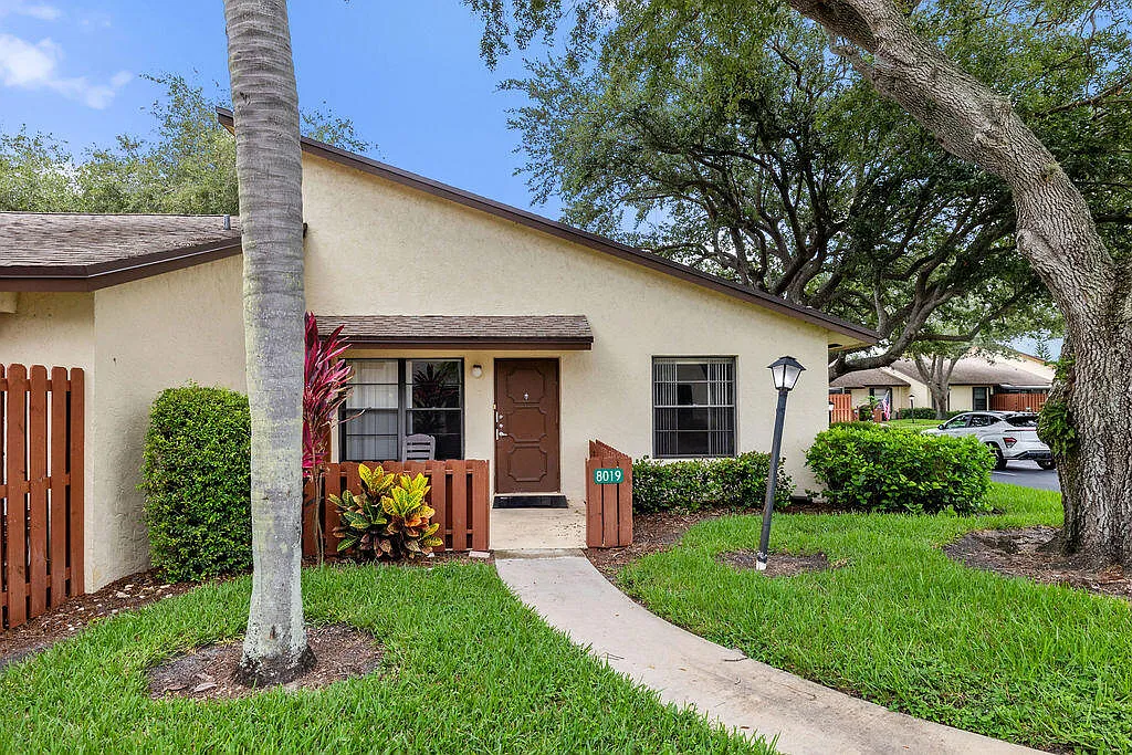 2 bed, 2.0 bath, 1026 sqft, $2,000 — Photo 2
