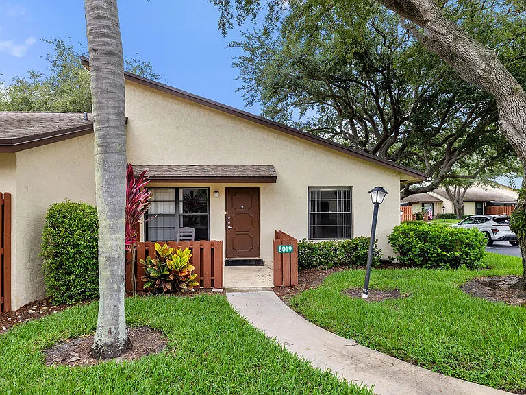 8019 SE Villa Cir — Photo 2