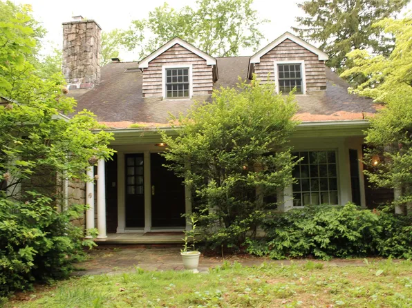 7 Locust Lane, Glen Head, NY 11545