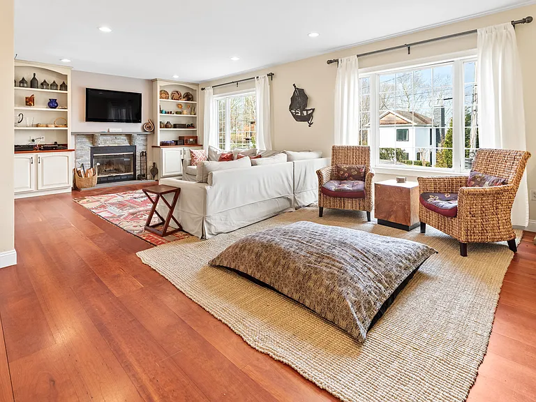 Hillside Dr W — Photo 14