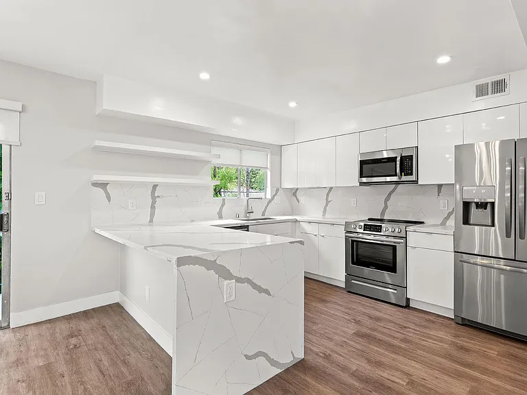 927 N San Vicente Blvd — Photo 1