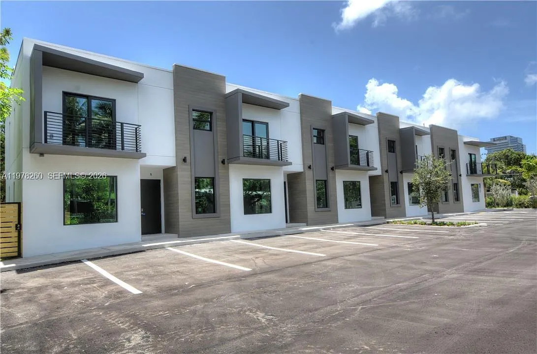 Leisure Townhouses Condo — Photo 2