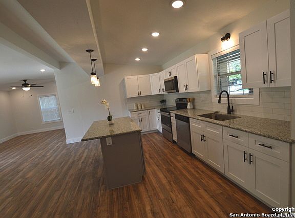 5th image of 330 Sprucewood Ln