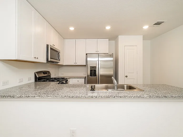 1221 White Willow — Photo 6