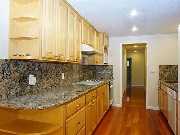 4th image of 2335 Leigh Ave