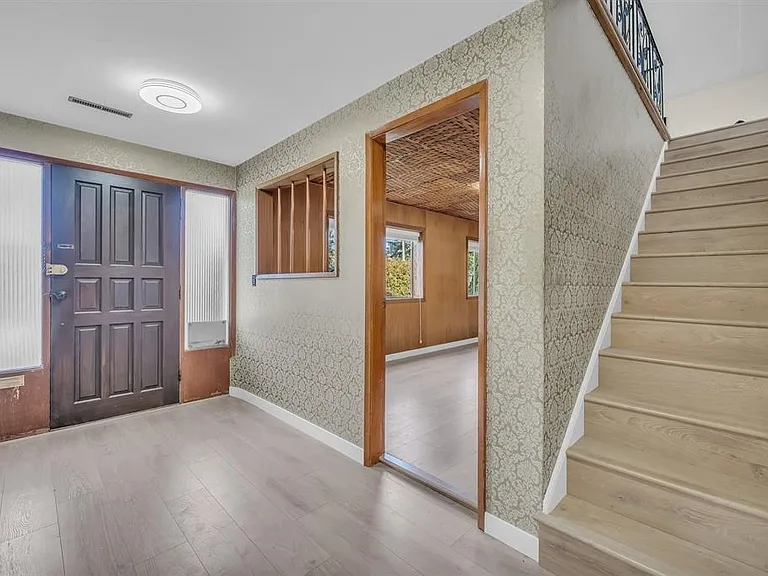 8620 Camden Cres — Photo 2