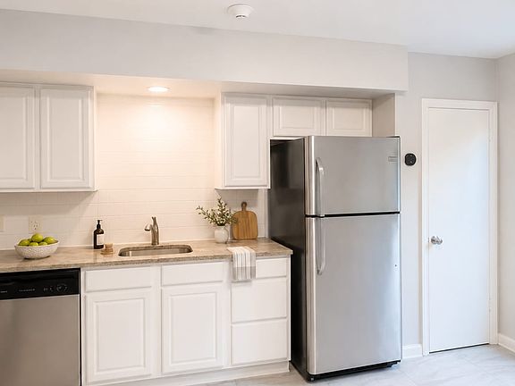 2nd image of 22 Oak St APT 2B