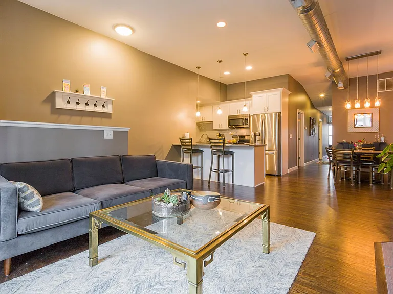 941 N Hoyne Ave #1 — Photo 3