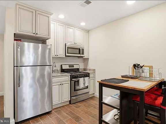 4th image of 813 Delafield Pl NW
