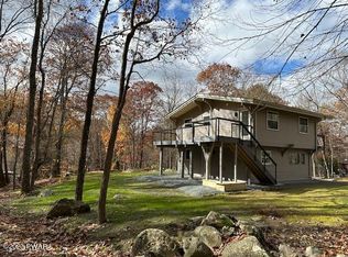 101 Hickory Dr, Hawley, PA 18428