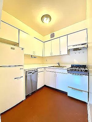 2nd image of 43 W 75th St APT 4A