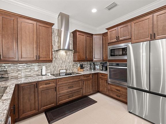 5th image of 412 NW 32nd Pl