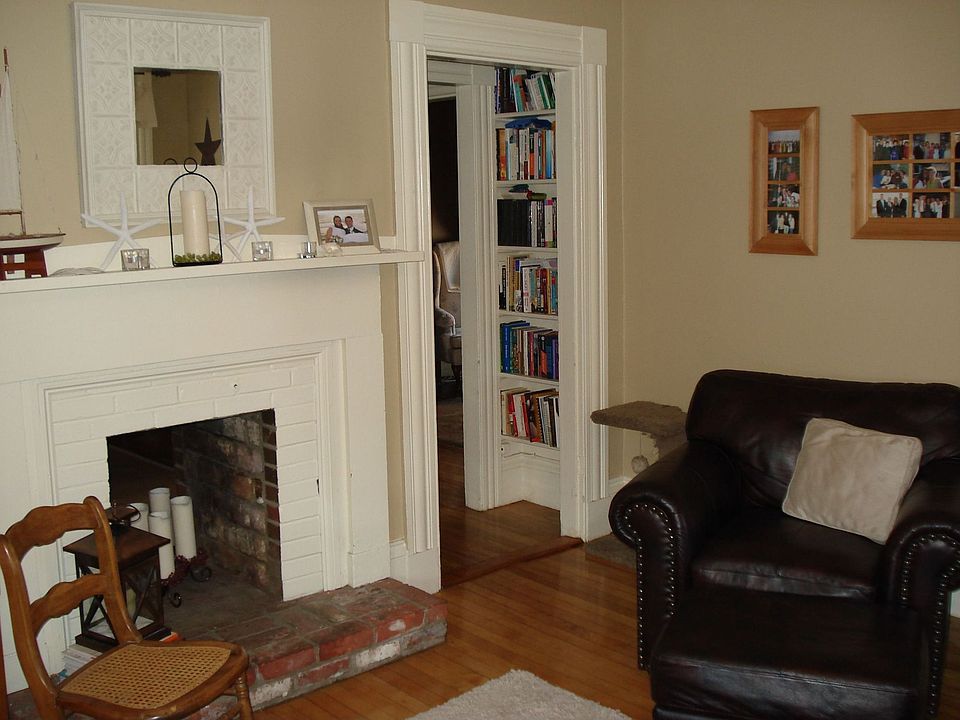 Fireplaced livingroom