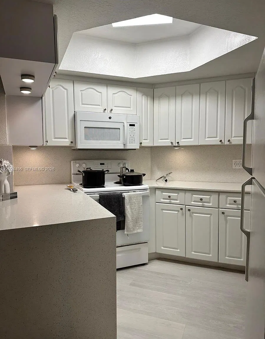 Las Vistas At Doral Condo — Photo 2
