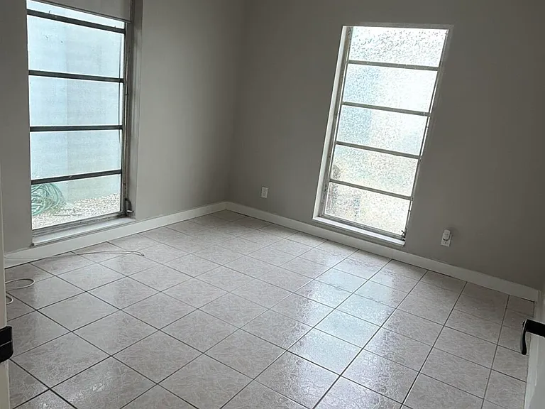 47 SE 13th St #2 — Photo 1