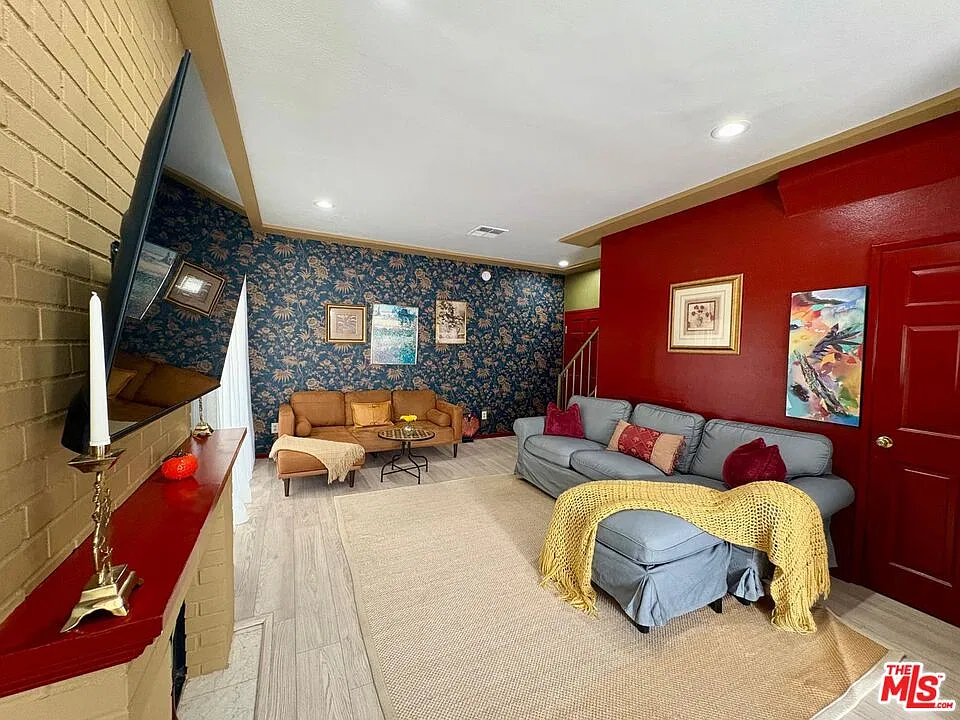 2 bed, 2.5 bath, 1253 sqft, $5,300 — Photo 2