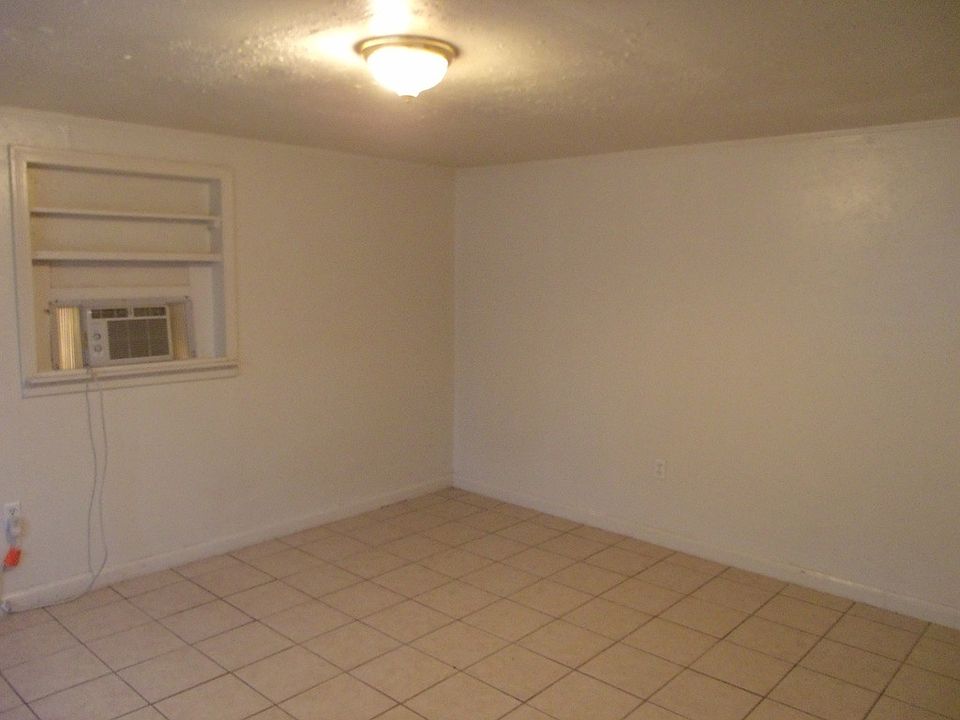 2nd image of 1410 1/2 Wisteria Ave
