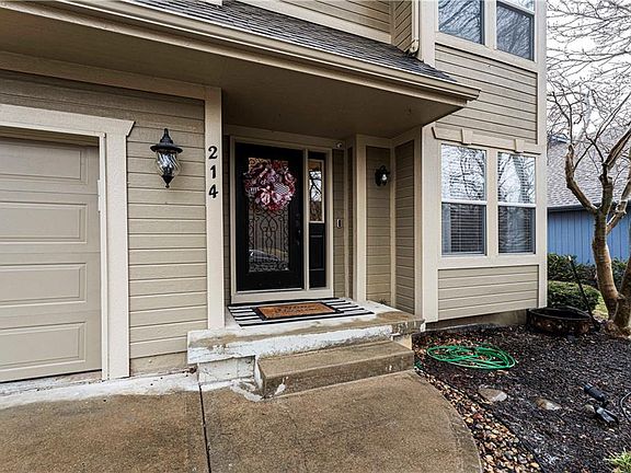 2nd image of 214 NE Paseo Pl