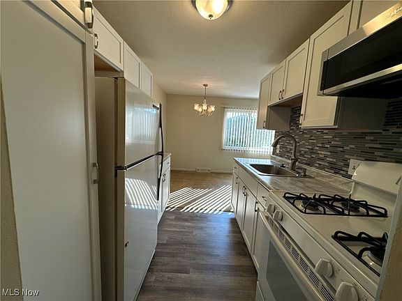 3rd image of 1414 Golden Gate Blvd #101