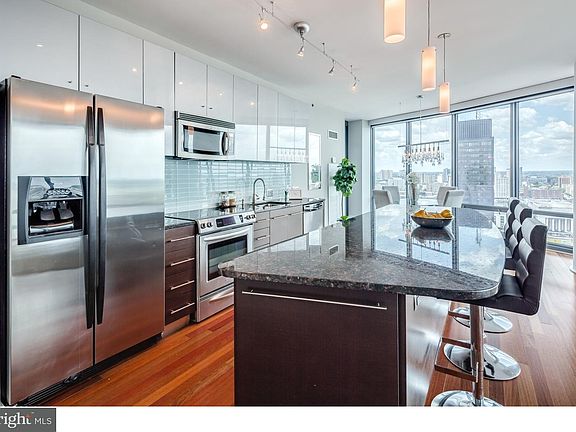 4th image of 2101 Market St Unit 2702