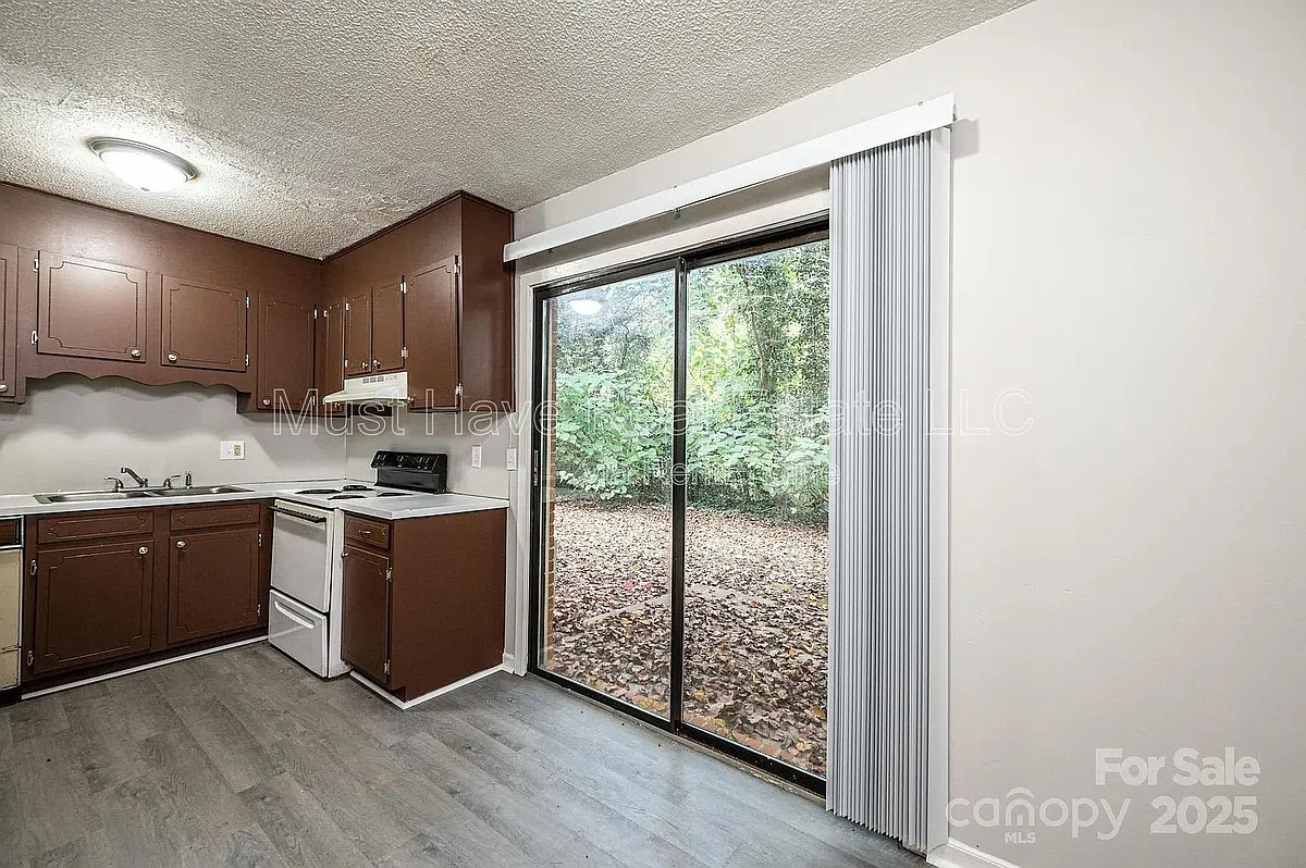 Building Photo - 1051 3rd St SE #1055