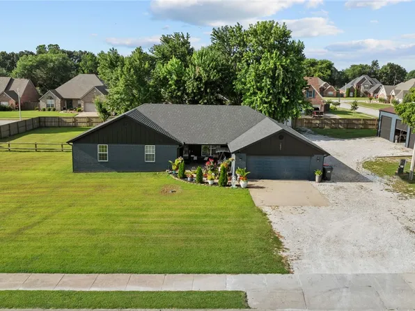 1537 Wagon Wheel Rd, Springdale, AR 72762