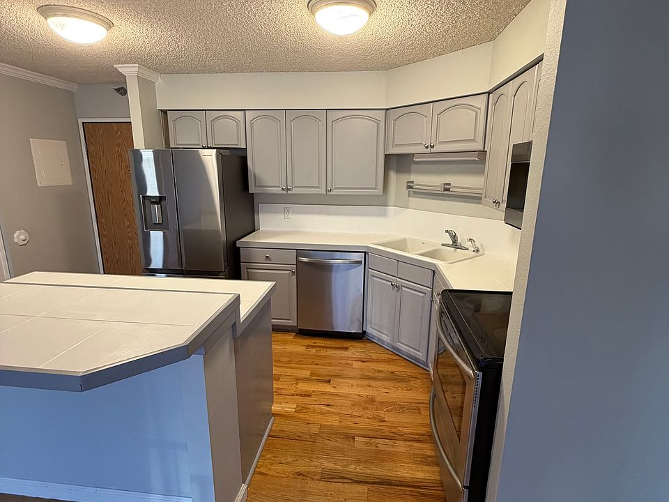 Kitchen with island. Dishwasher included