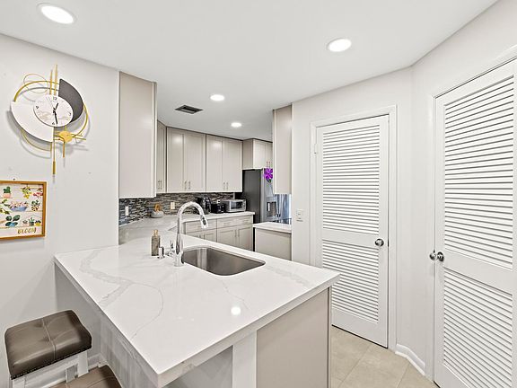 4th image of 6721 Versailles Court