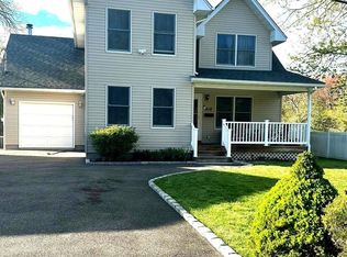 418 Idaho St, Lindenhurst, NY 11757