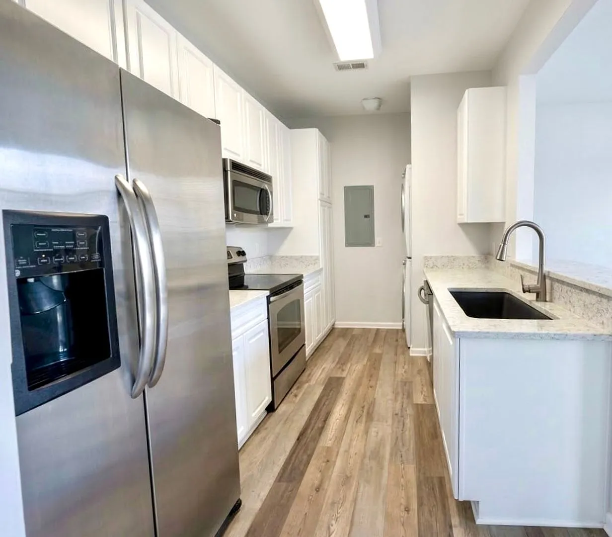Beautifully Maintained Condo In Ridgely Manor! — Photo 4