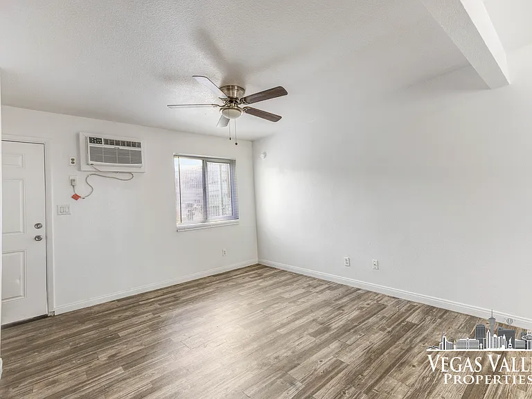 2605 Sherwood St — Photo 3