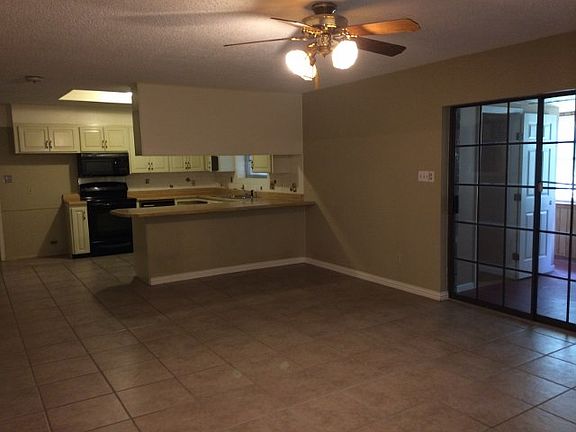 3rd image of 303 Oakwood Dr