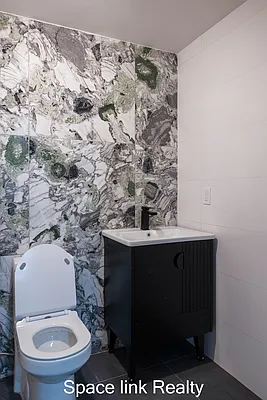 Rented by Space Link Realty | media 2