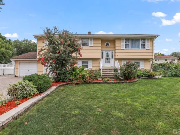 13 Dickerson Dr, Piscataway, NJ 08854