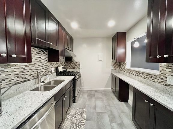 3rd image of 11923 Parklawn Dr APT 204