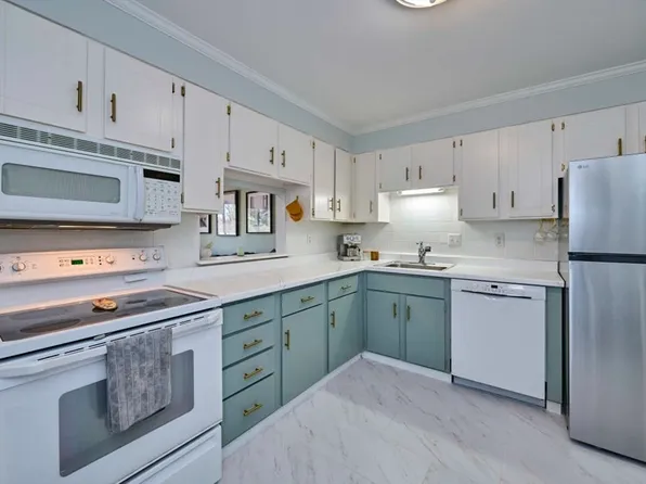 2 Summit Dr APT 34, Reading, MA 01867