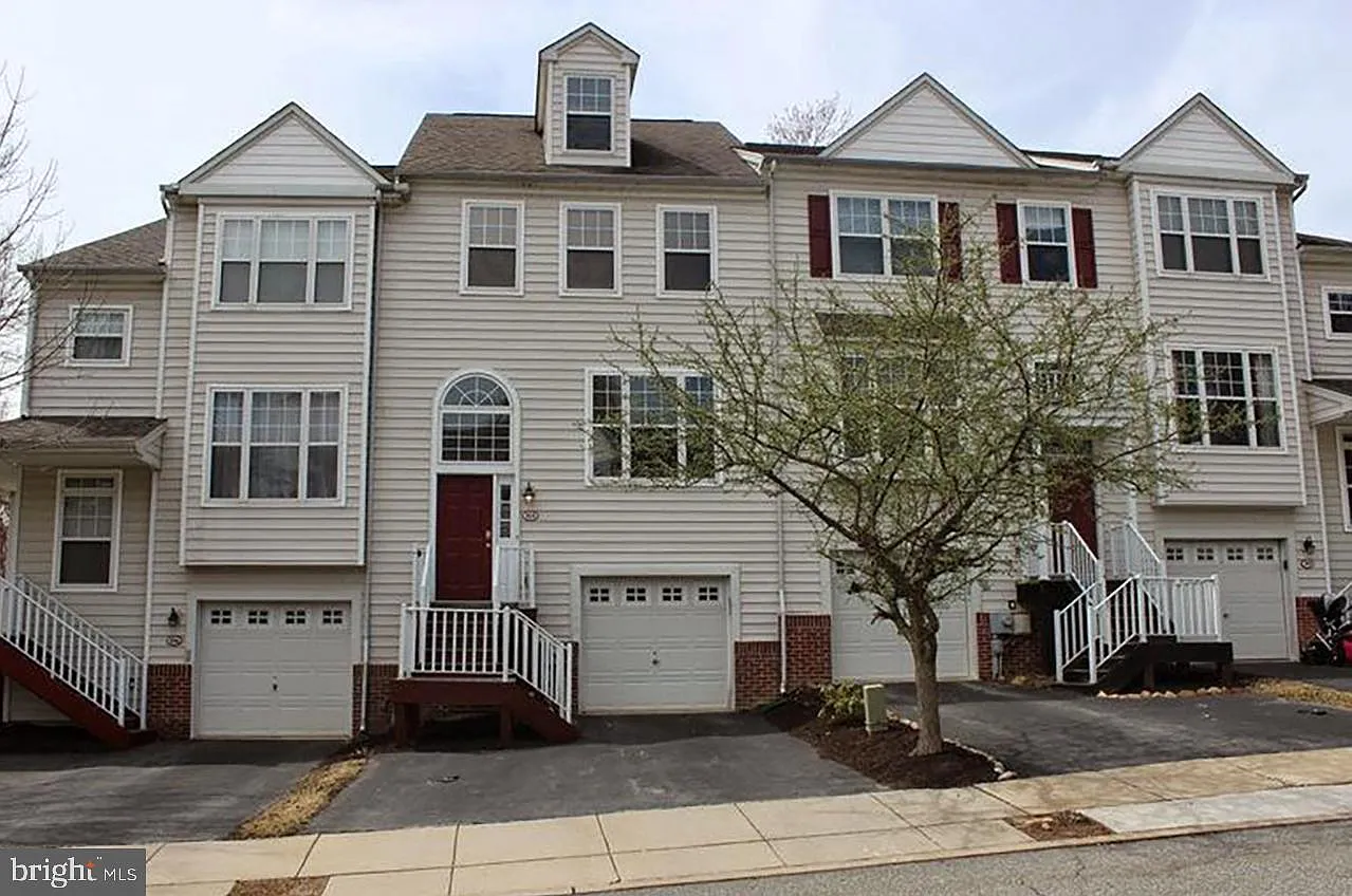 3 bed, 3.5 bath, 2416 sqft, $3,100 — Photo 1
