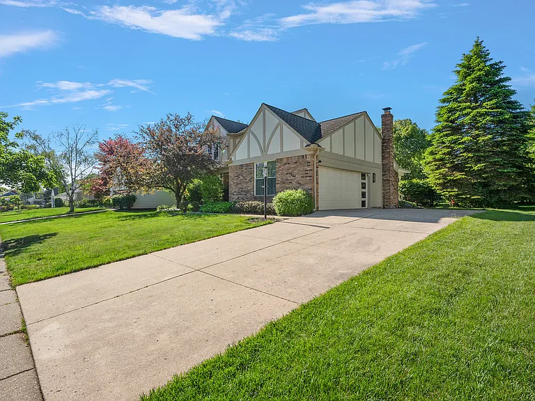 44831 Huntington Dr — Photo 2