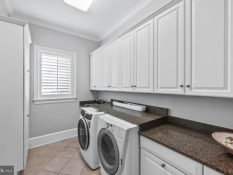 8305 Fox Haven Dr — Photo 32