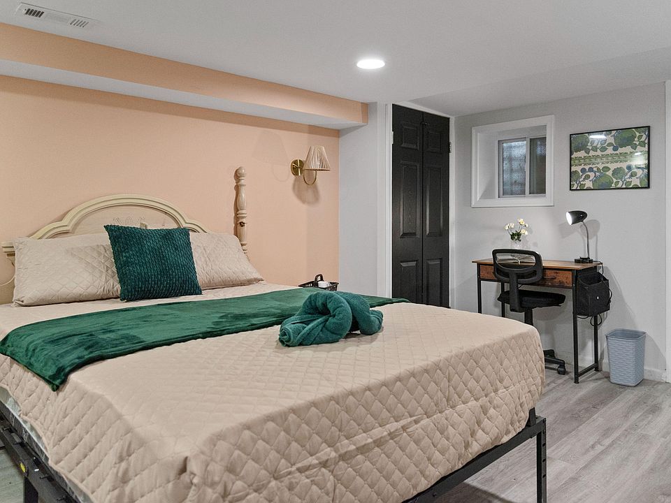 PERFECT FOR STUDENTS, PROFESSIONAL OR ANYONE LOOKING FOR A COZY, WELL-DESIGNED PRIVATE SPACE. Private kitchenette, work area