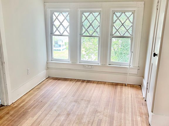 4th image of 444 Glen St APT 4