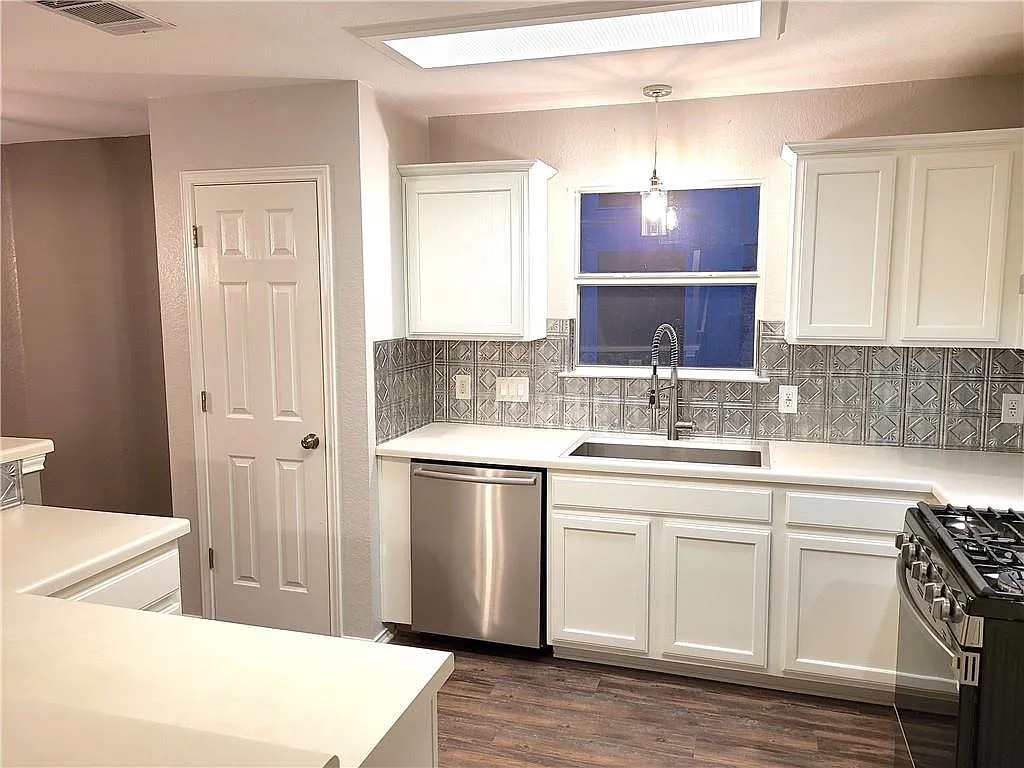4 bed, 3.0 bath, 2160 sqft, $2,400 — Photo 4