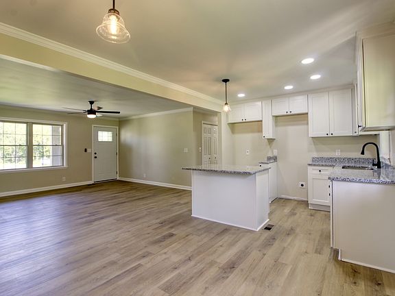 3rd image of 210 Crenshaw Rd