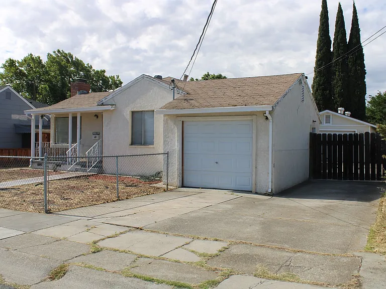 17 Lorraine Ave — Photo 2