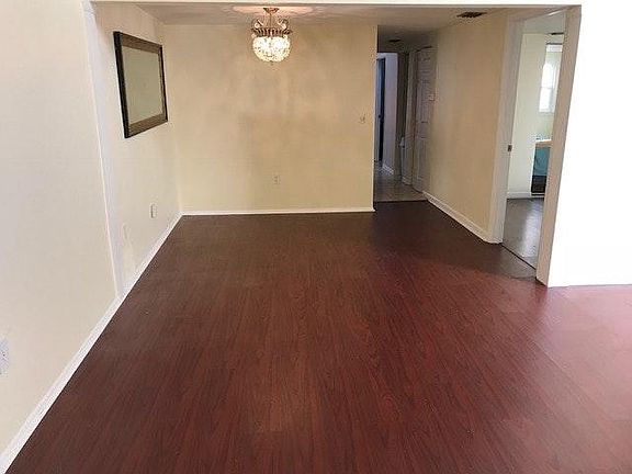 2nd image of 409 Hawthorne Ct